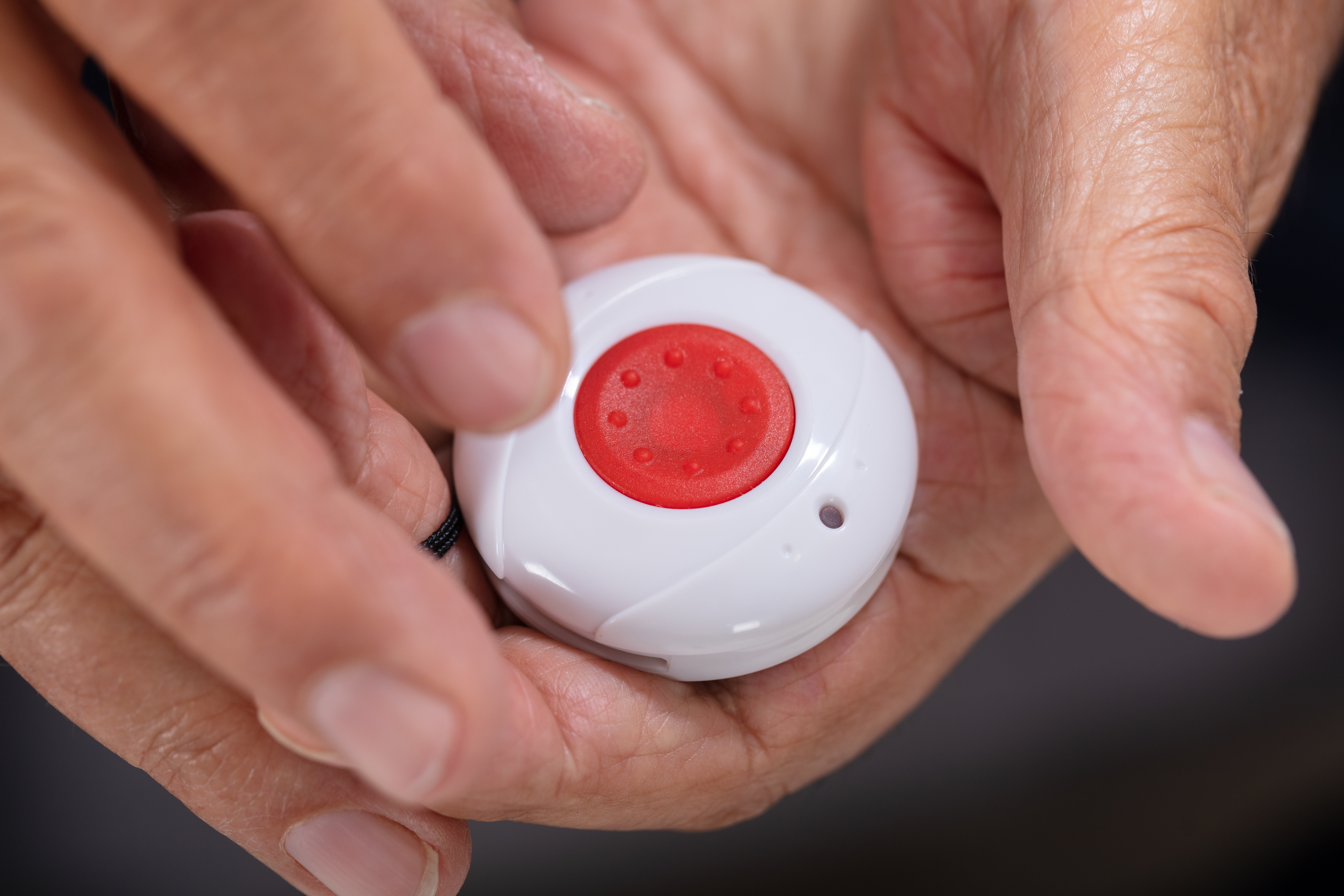 Красная кнопка сигнализации. Тревожная кнопка ио 101-1а (КНС-1а). Тревожная кнопка для пожилых людей. Переносная кнопка тревожной сигнализации.